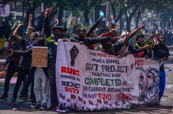 Halk protesto etti. Vergi artışından vazgeçildi - Resim: 20
